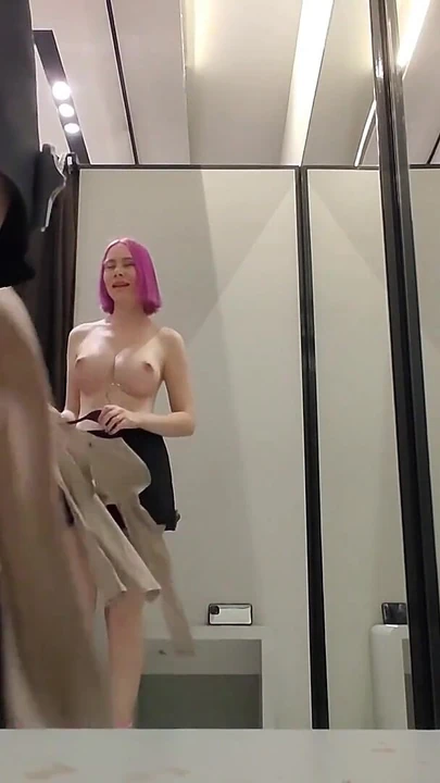 Обязательный для просмотра момент из "Примеряй самовозные свитера в примерочной. Красотка с большими сиськами тянет на себя одежду. Вид во время примерки"