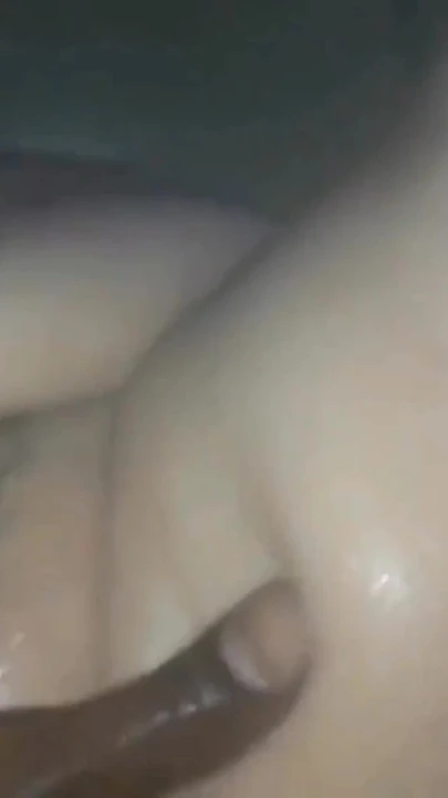 Kocam şişman sıkı amcığımı parmaklıyor fışkırtarak orgazm oluyor