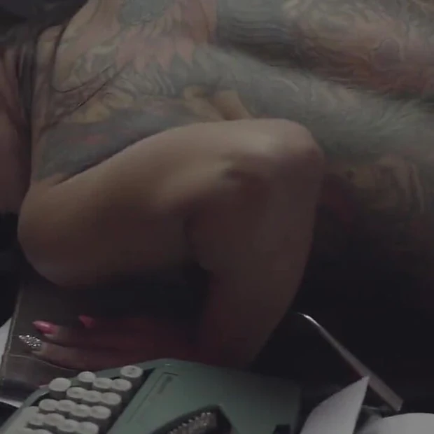 Я очень стервозный шерифф, и моя мечта состояла в том, чтобы трахнуть пленного