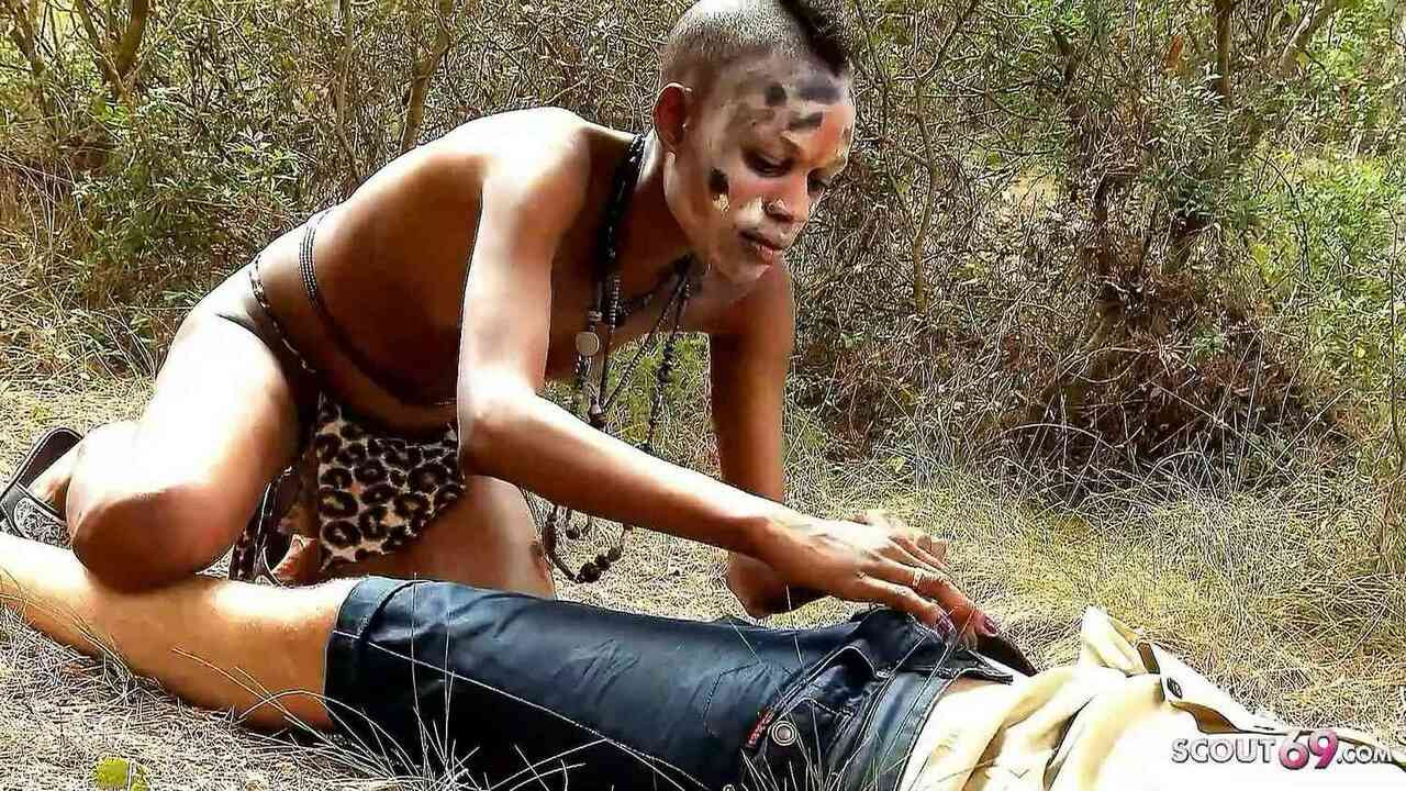 African kısa saç abanoz genç bianka seduces yabancı için sikme
