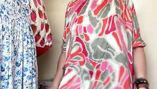 Seksi, tonlu, komşu kız yeni kıyafetler deneyen goldilocks gibi!