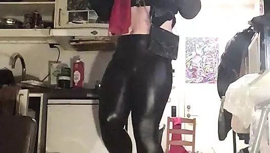 Dışarı çıkmadan önce kadın kılıklı