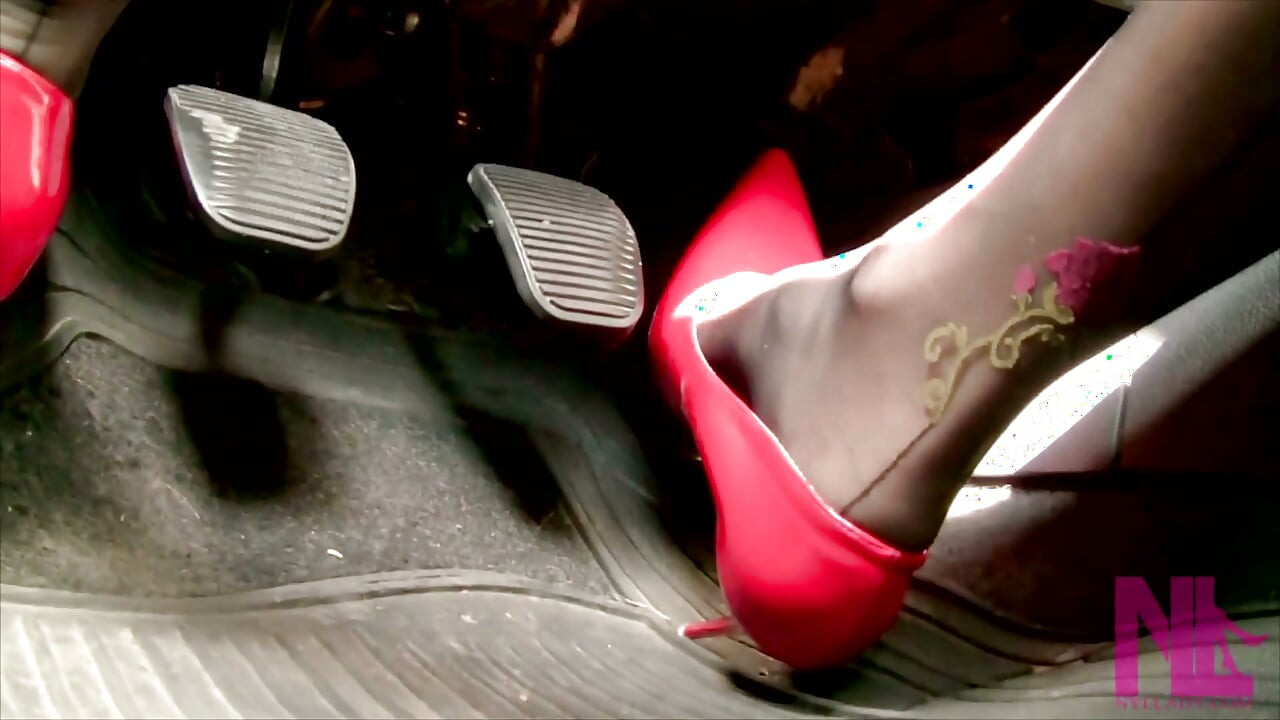 Scarlet Patent Pompaları ve Phillipe Matignone Rosed Çoraplı Sürüş
