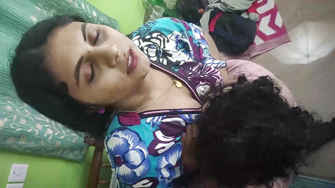 Vaishnavy seksi götünü siktiriyor ve Sharun Raj tarafından öpüyor