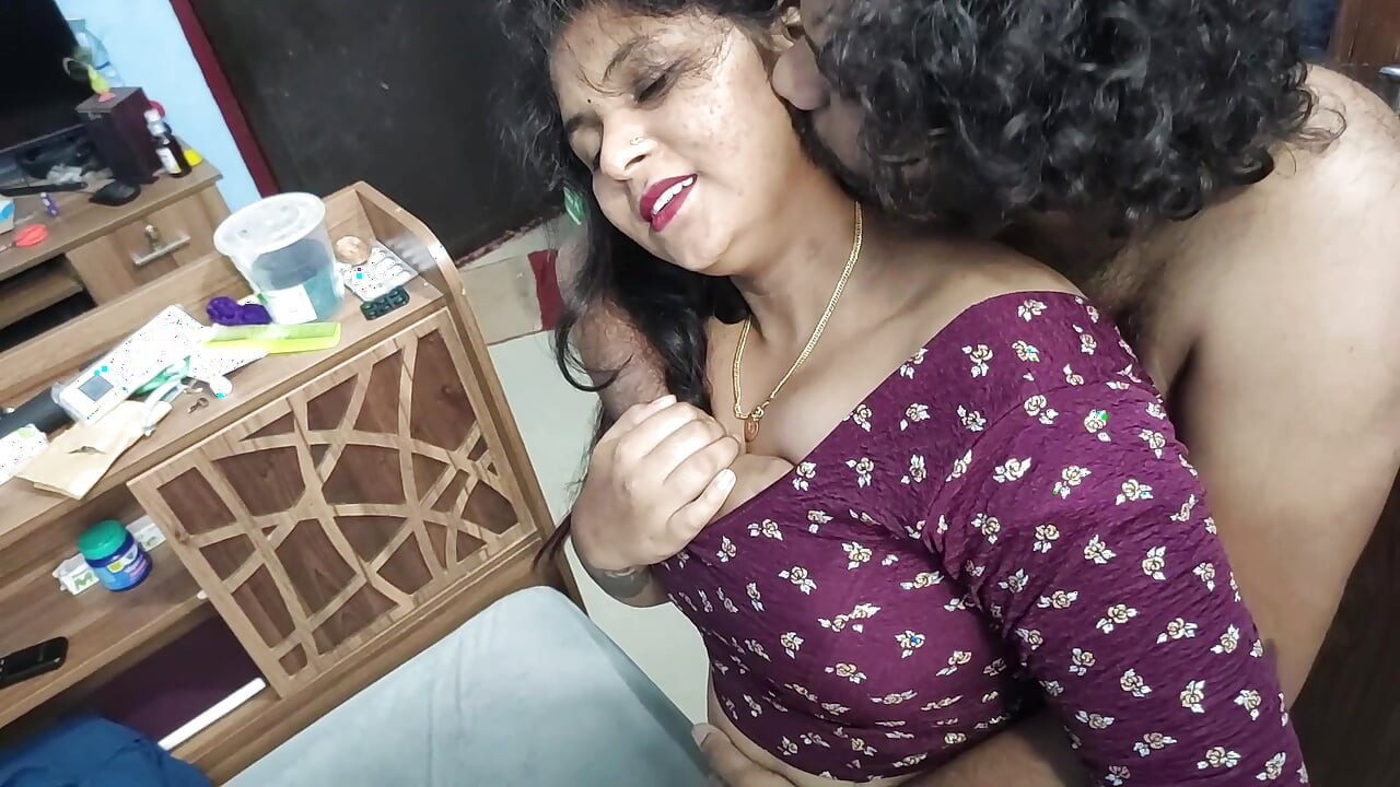 Vaishnavy sari çıkarma ve göğüslü ateşli romantizm götünü öpüyor dudak kilidi ve mallu çiftin seksiyle ateşli sikiş