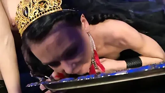 Yutma seven genç sürtükler için porno festivalinde çılgın grup seks