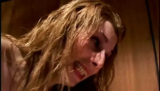 Sarışının büyük memeli kızın takma yarakla rektal kaşıntıyı acilen yatıştırması gerekiyor