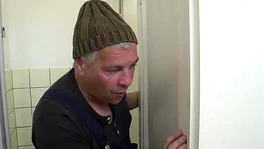 Seksi orta yaşlı seksi kadın mastürbasyon yaparken yakalanıyor, büyük yarakla sikiliyor