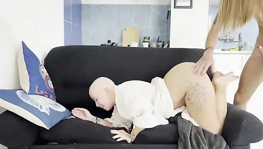 Kel kafalı kız uzun saçlı oğlan tarafından sikiliyor