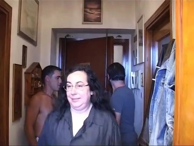 Mature whore pounded in threesome.