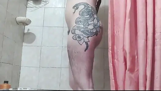 Soğuk bir günde banyo yapıyor