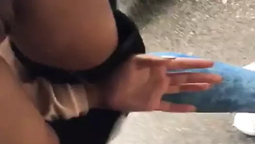 Mia arabanın dışına işiyor