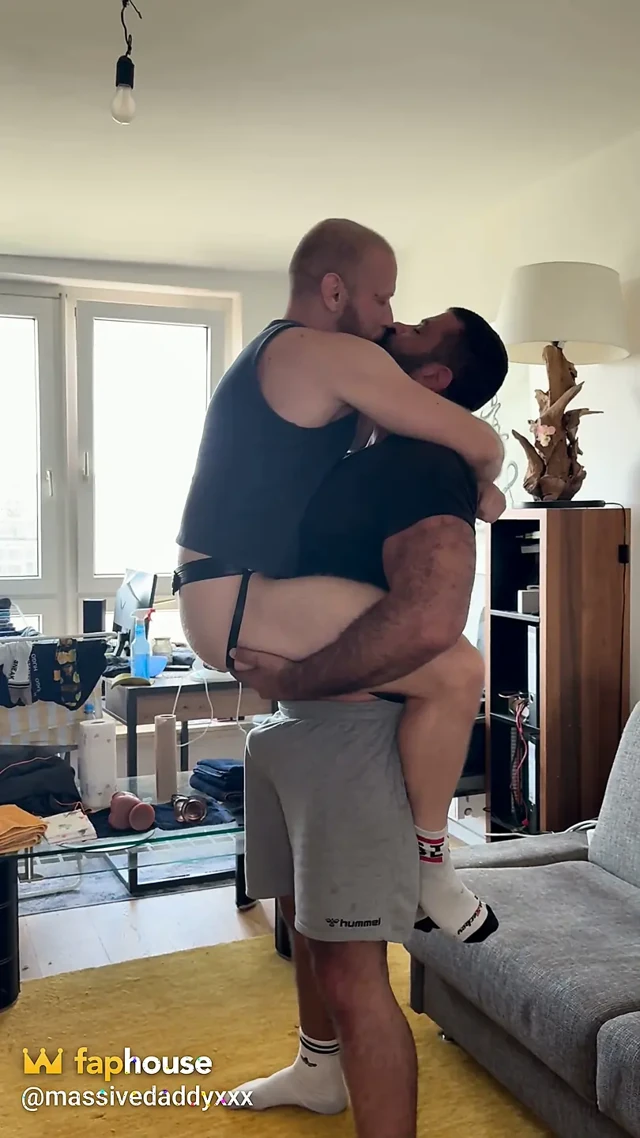 Büyük üvey baba seksi sürtüğü tamamen domine ediyor