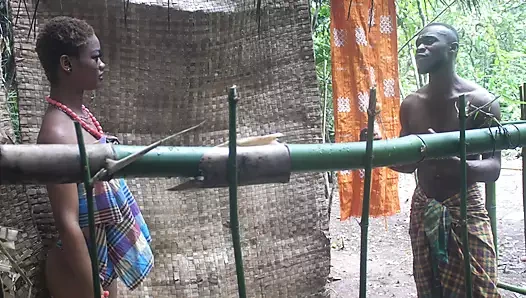 Köy açık hava aşkı - karımın üvey kardeşine bana göğüslerini ve ıslak amını göstermesi için yalvarıyor