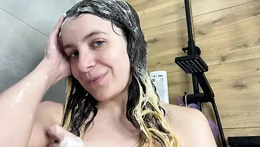 Genç itaatkar üvey kız kardeşim duşta sıkı götünü sikmem için bana yalvarıyor