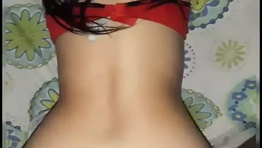 Covid 19 yüzünden gelemeyen erkek arkadaşıyla konuşuyor