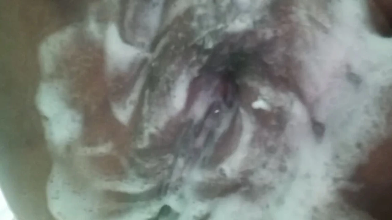 Seksi Filipinli orta yaşlı seksi kadın, büyük güzel amcığımı yıkıyorum