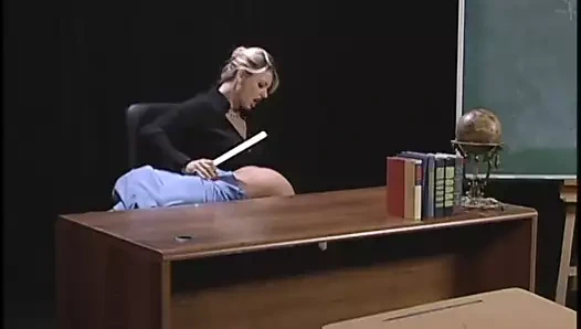 Sarışın öğretmen şeritler ve saçsız adamın ortalama büyüklükteki horoz emmek