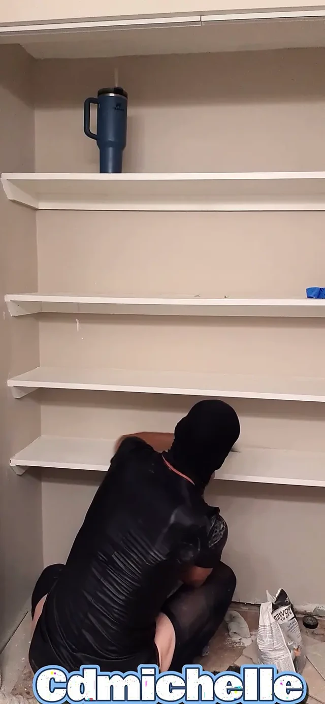 İş yerinde cdmichelle rötuş boyası yapıyor