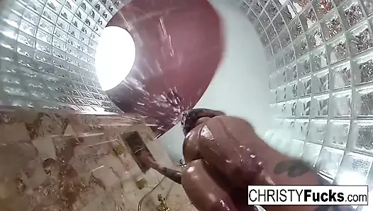 Christy ve Dahlia ile duşta eğlence