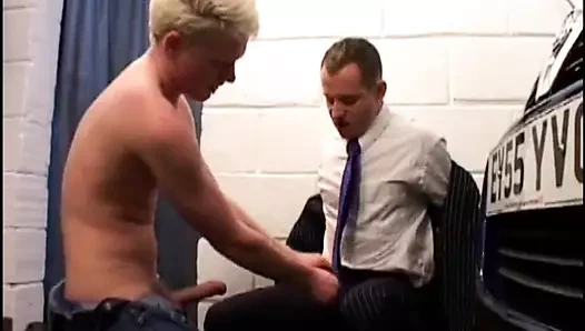 Genç araba tamircisi yaşlı gay işadamı hizmet