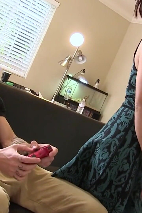 Doyumsuz mega memeli orta yaşlı seksi kadın bulduğu her yarağı alıyor