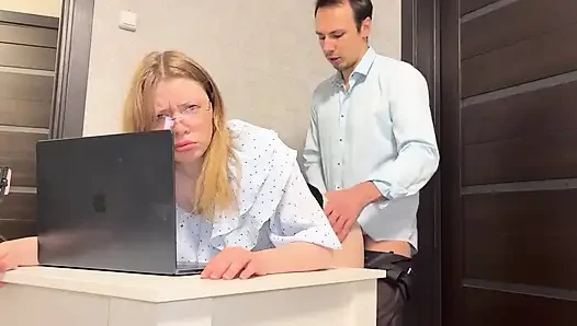 Utangaç asistan evli kadın zorbayla sikişiyor