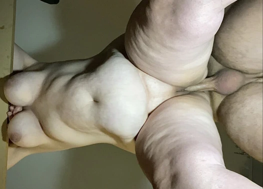 İri güzel evli kadın sikişiyor