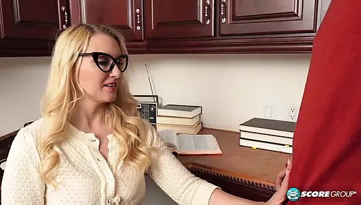 40 yaşındaki güzel Julia Robbie 21 yaşındaki bir adamla sikişiyor