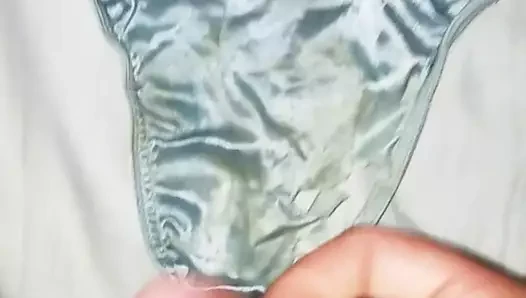 Bir müşterinin saten tangasını göndermeden önce cumming