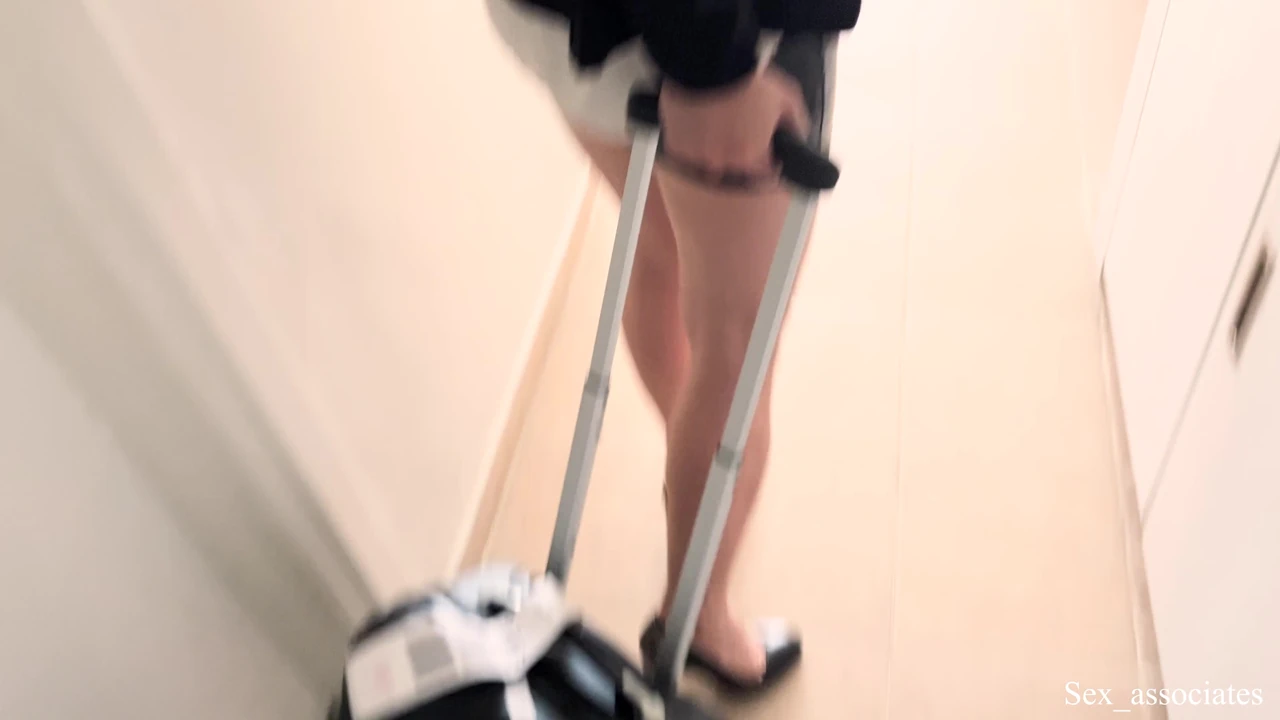 व्यापार यात्रा पर पहली बार लेकिन मैं पहले से ही अपने बॉस के लंड की सेवा कर रहा हूं और उसे खुश करने के लिए मेरी गांड को नष्ट कर रहा हूं