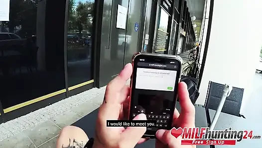 Orta yaşlı seksi kadın avcısı Mia'ya sertçe sakso çekiyor ve açgözlü ağzına boşalıyor!
