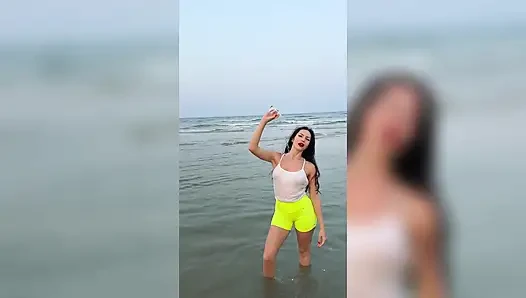 Transparan üstte açık havada ıslanıyor ve dağınık