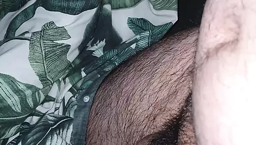 Üvey oğlunun eli üvey annesinin çıplak büyük götüne kayıyor