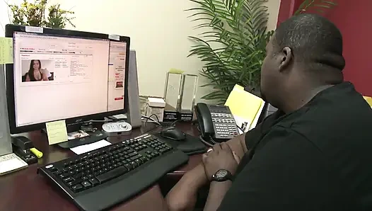 Güzel orta yaşlı seksi kadın büyük bir yarakla nasıl baş edileceğini biliyor