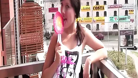 Esmer kadın pembe amcığını lolipopla genişçe açıyor
