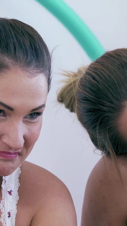 Şişeyi döndür bu kızlarla çıldırıyor