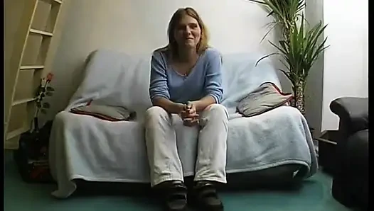 Yuvarlak götlü ve güzel doğal memeli sarışın genç kız tek başına mastürbasyon yapıyor