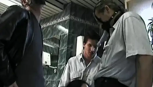 Döl yiyen Fransız hatun çetesi takma yaraklı adamlar tarafından sikiliyor