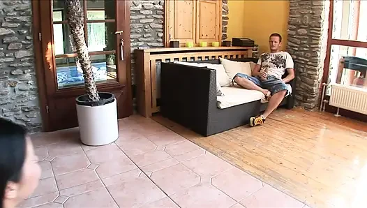 Büyük memeli çarpıcı esmer büyük bir yarağın tadına bakıyor