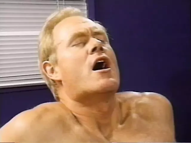 Dildoyla sikişiyor.