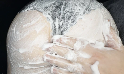 Külotlu asmr köpük göt masajı