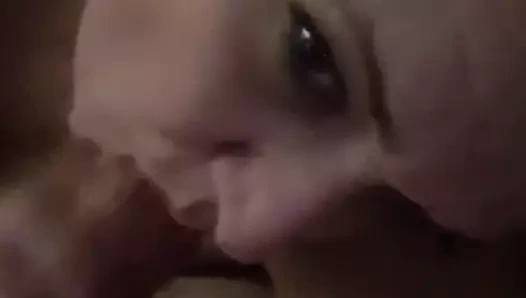 Ateşli evli kadın yarak emiyor