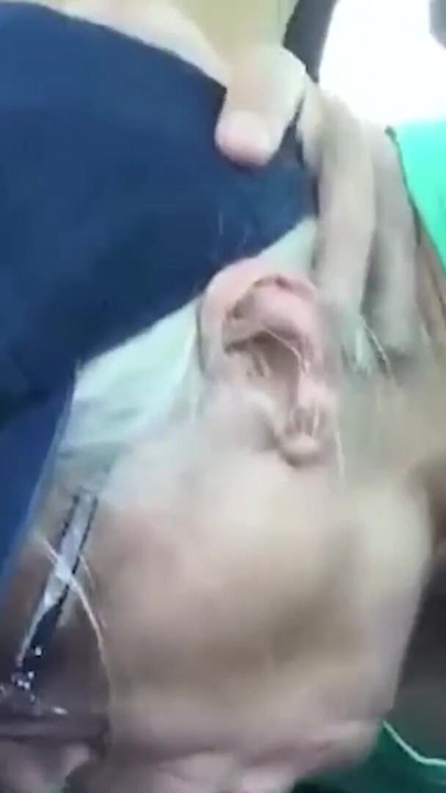 Ateşli olgun orta yaşlı seksi kadın en iyi arkadaşının büyük yarağını emiyor! | Klip 1