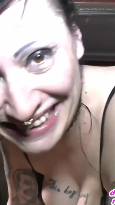 Эпический момент от "Немецкая секс-вечеринка с кримпаем и гэнгбэнгом с камшотами в любительском видео"