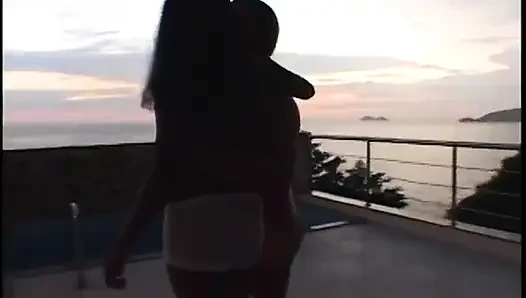 Seksi zenci hatun tıraşlı amcığını beyaz adam tarafından yalatıyor