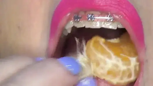 Ateşli eğlence büyük mandalina yutuyor