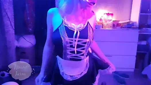 Genç bir öğrenci bir adamı emdi. ve sonra kendini ona verdi, ona bindi ve orgazm oldu.