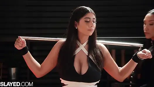 Katleden Violet Myers büyük doğal göğüslerini Vicki Chase'e teslim ediyor