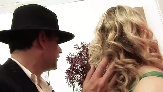 Büyük baştankara milf azgın hemşire ile doktorun horoz paylaşımı biter